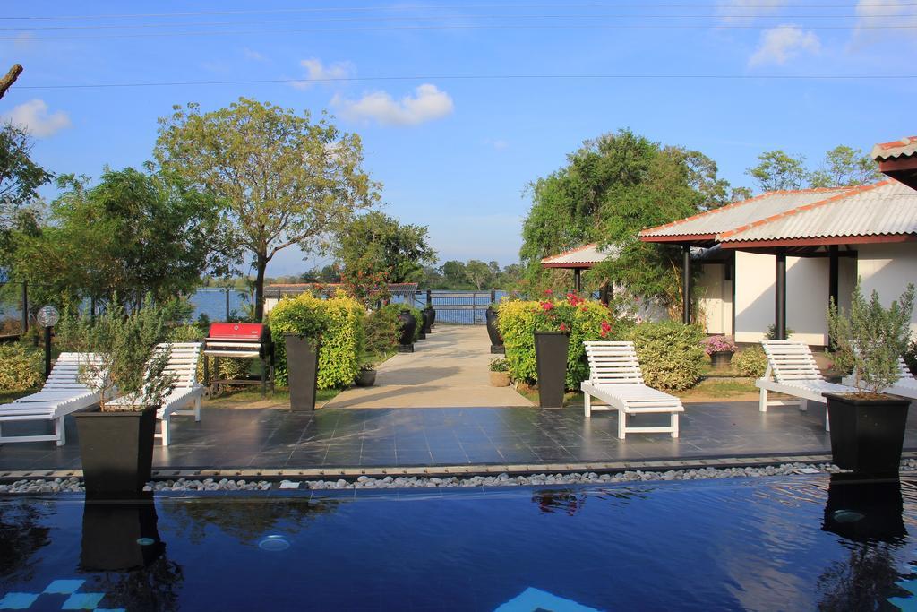 Flower Garden Lake Resort Tissamaharama Kültér fotó